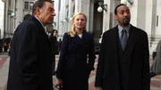 Det. Lennie Briscoe (Jerry Orbach, li.)bespricht mit seinem Team Serena Southerlyn (Elisabeth Röhm) und Det. Edward Green (Jesse L. Martin) den neuesten Fall: Der stellvertretende Staatsanwalt Daniel Tenofsky wurde ermordet im Central Park aufgefunden.