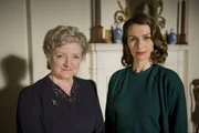 Miss Marple (Julia McKenzie, l.) und Pat Fortescue (Lucy Cohu)