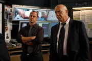 Det. Stabler (Chris Meloni, li.) und Capt. Cragen (Dann Florek, re.) bekommen Besuch von einer Kollegin...