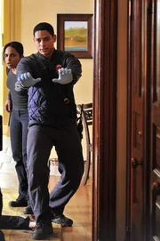 Peter Mills (Charlie Barnett) springt für seine verletzte Kollegin ein und unterstützt Gabriela Dawson (Monica Raymund) bei ihrer Arbeit. Dabei kommen die zwei sich sehr nahe. Peter Mills (Charlie Barnett) springt für seine verletzte Kollegin ein und unterstützt Gabriela Dawson (Monica Raymund) bei ihrer Arbeit. Dabei kommen die zwei sich sehr nahe.