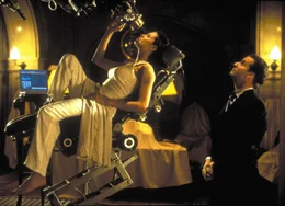 Lara Croft: Tomb Raider Heldin und Helfer: Angelina Jolie als Lara Croft, Christopher Barrie als Hillary