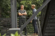 MacGyver (Lucas Till, r.) ist der &Uuml;berzeugung, Maddie kennt seinen Vater, aber verschweigt ihm dies. Doch kaum &auml;u&szlig;ert er diese Zweifel Jack (George Eads, l.) gegen&uuml;ber, wird er zu einem neuen Einsatz gerufen ...
