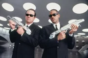 Immer korrekt gekleidet und nie um einen lockeren Spruch verlegen: Agent J (Will Smith, r.) und Agent K (Tommy Lee Jones, l.) ...