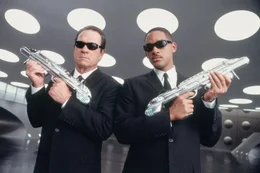 Immer korrekt gekleidet und nie um einen lockeren Spruch verlegen: Agent J (Will Smith, r.) und Agent K (Tommy Lee Jones, l.) ...