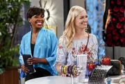 Tina Butler (Tichina Arnold, l.); Gemma Johnson (Beth Behrs, r.)