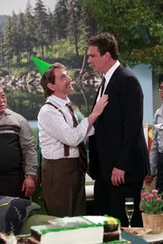 Marshall (Jason Segel, r.) befindet sich auf Kollisionskurs mit seinem neuen Chef Garrison Cootes (Martin Short, l.) ... Marshall (Jason Segel, r.) befindet sich auf Kollisionskurs mit seinem neuen Chef Garrison Cootes (Martin Short, l.) ...