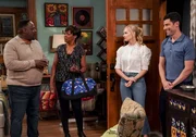 (v.l.n.r.) Calvin Butler (Cedric the Entertainer); Tina Butler (Tichina Arnold); Gemma Johnson (Beth Behrs); Dave Johnson (Max Greenfield)