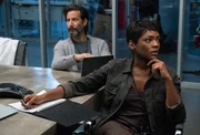 Dr. Jonas Lear (Henry Ian Cusick, l.); Dr. Major Nichole Sykes (Caroline Chikezie, r.)