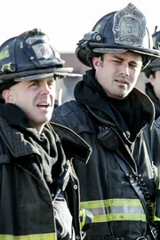 Ihr Job hält immer wieder Überraschungen für die Männer bereit, auch dieses Mal. Bei einem Einsatz machen Christopher Herrmann (David Eigenberg, l.) und Kelly Severide (Taylor Kinney) eine schreckliche Entdeckung. Ihr Job hält immer wieder Überraschungen für die Männer bereit, auch dieses Mal. Bei einem Einsatz machen Christopher Herrmann (David Eigenberg, l.) und Kelly Severide (Taylor Kinney) eine schreckliche Entdeckung.