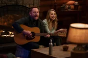 Lieutenant Gordon Malloy (Scott Grimes, l.); Ensign Charly Burke (Anne Winters, r.)