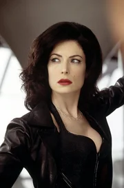 Das au&szlig;erirdische Schlangenmonster Serleena (Lara Flynn Boyle) tarnt sich mit den Kurven eines Dessous-Modells ...