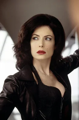 Das au&szlig;erirdische Schlangenmonster Serleena (Lara Flynn Boyle) tarnt sich mit den Kurven eines Dessous-Modells ...
