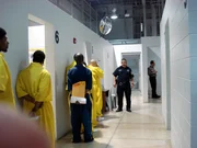 Gefangene, die in einer Schlange stehen und warten. Gefangene, die in einer Schlange stehen und warten.