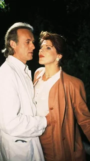 Klinik-Verwaltungschefin Irene Kadenbach (Claudia Wenzel) und Dr. Christian Roehrs (Siemen R&uuml;haak) haben ein Verh&auml;ltnis.