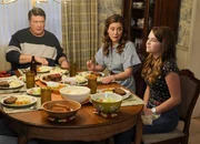 (v.l.n.r.) George Cooper sen. (Lance Barber); Mary Cooper (Zoe Perry); Missy Cooper (Raegan Revord)