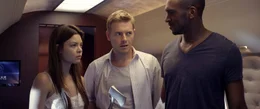 Lisa (Scarlett Byrne, l.), Matt (Rick Cosnett, m.) und Odin (Tyler Fayose, r.) suchen verzweifelt nach einem Weg, der Katastrophe zu entkommen.