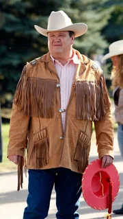 Cameron (Eric Stonestreet) möchte die Zeit auf der Ranch sinnvoll nutzen und sich auf die geplante Adoption eines kleinen Jungen vorbereiten.