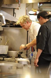 Von dem Sternekoch Gordon Ramsay (l.) k&ouml;nnen die K&ouml;che im "DownCity" noch Einiges lernen ...