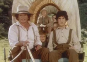 Ohne Probleme fahren Charles (Michael Landon, l.), Albert (Patrick Laborteaux, r.), James (Jason Bateman, hinten) und Cassandra (Missy Francis) den steilen Abhang hinab. Doch das Ehepaar Cooper (George McDaniel, M. E. Lovee) kann den Wagen nicht mehr abbremsen und verunglückt tödlich. Ohne Probleme fahren Charles (Michael Landon, l.), Albert (Patrick Laborteaux, r.), James (Jason Bateman, hinten) und Cassandra (Missy Francis) den steilen Abhang hinab. Doch das Ehepaar Cooper (George McDaniel, M. E. Lovee) kann den Wagen nicht mehr abbremsen und verunglückt tödlich.