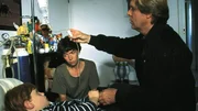 Carina Wolter (Beate Finck) muss hilflos mit ansehen, wie ihr Sohn Dirk (Claudius Neidig) stirbt. Dr. Stefan Frank (Sigmar Solbach) versucht das Leiden des an Aids erkrankten Jungen zu mildern.