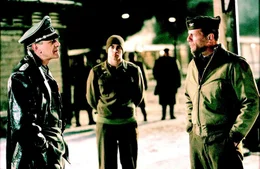 Im Kriegsgefangenenlager ist Colonel William McNamara (Bruce Willis, r.) der einzige, der den &Uuml;berlebenswillen der M&auml;nner st&auml;rkt.