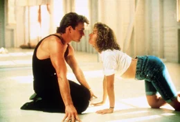 Das 17-j&auml;hrige Mauerbl&uuml;mchen Frances (Jennifer Grey) lernt in einer Hotelanlage den Tanzlehrer Johnny (Patrick Swayze) kennen und kommt ihm beim Tanzen immer n&auml;her.