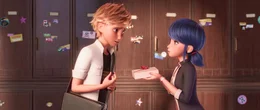 Adrien Agreste (l.) und Ladybug (r.)
