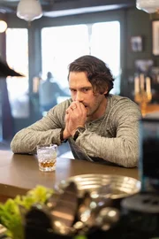 Peter Morrow (Julian Bailey)