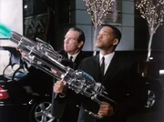 Der Welt droht Gefahr, doch die Au&szlig;erirdischen kriegen&rsquo;s nun mit Agent J (Will Smith, r.) und Agent K (Tommy Lee Jones, l.) zu tun ...; Der Welt droht Gefahr, doch die Au&Atilde;&Yuml;erirdischen kriegen&acirc;&euro;&trade;s nun mit Agent J (Will Smith, r.) und Agent K (Tommy Lee Jones, l.) zu tun ...