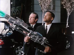 Der Welt droht Gefahr, doch die Au&szlig;erirdischen kriegen&rsquo;s nun mit Agent J (Will Smith, r.) und Agent K (Tommy Lee Jones, l.) zu tun ...; Der Welt droht Gefahr, doch die Au&Atilde;&Yuml;erirdischen kriegen&acirc;&euro;&trade;s nun mit Agent J (Will Smith, r.) und Agent K (Tommy Lee Jones, l.) zu tun ...