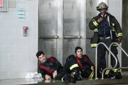 Chicago Fire Staffel 6 Folge 17 Ersch&ouml;pft nach dramatischer Rettung: Miranda Rae Mayo als Stella Kidd, Damon Dayoub als Cordova, Eamonn Walker als Chief Wallace Boden