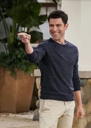 Dave Johnson (Max Greenfield)