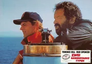 Durch eine Verwechslung schl&uuml;pfen die zwei Kleinganoven Roscoe (Terence Hill, l.) und Doug (Bud Spencer, r.) in die Rolle von CIA-Agenten und m&uuml;ssen die Welt vor einem gro&szlig;en B&ouml;sewicht bewahren ...