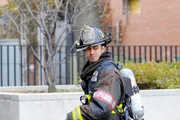 In einem Materiallager ist Feuer ausgebrochen. Kelly Severide (Taylor Kinney) ist zur Stelle. Der Brand kam nach dem gleichen Muster wie schon zwei Brände zuvor zustande. In einem Materiallager ist Feuer ausgebrochen. Kelly Severide (Taylor Kinney) ist zur Stelle. Der Brand kam nach dem gleichen Muster wie schon zwei Brände zuvor zustande.