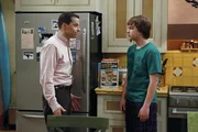 Alan (Jon Cryer, l.) und Charlie beobachten zwei M&auml;dchen, die sich morgens aus Jakes (Angus T. Jones, r.) Zimmer schleichen. Sein Vater stellt ihn zur Rede ...