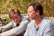 Dennis (Paul Sundheim) ist traurig. Kann Stefan Vollmer (Hendrik Duryn, r.) ihm helfen? Dennis (Paul Sundheim) ist traurig. Kann Stefan Vollmer (Hendrik Duryn, r.) ihm helfen?