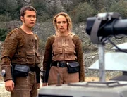 Stargate 00000 Nyan (Richard Ian Cox) und Mallin (Jennifer Copping) stehen ratlos vor dem in den Felsen eingelassenen Tor, das sie entdeckt haben.