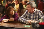 Frankie (Patricia Heaton, l.); Mike (Neil Flynn, r.)