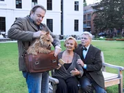 WDR Fernsehen ELVIS UND DER KOMMISSAR Folge 4, "Tod auf Warteliste", am Mittwoch (27.04.11) um 22:10 Uhr. Antreten zum Rapport: Behringer (Jan-Gregor Kremp, l.) hat Elvis wie jeden Tag zu seiner Mutter Rosa (Ruth Maria Kubitschek, M.) in die Seniorenresidenz gebracht. Rosas Verehrer Heribert Kölmel (Uwe Frichdrichsen,r.) staunt nicht schlecht über das praktische Schoßhund-Transportmittel: die Aktentasche des Kommissars. WDR Fernsehen ELVIS UND DER KOMMISSAR Folge 4, "Tod auf Warteliste", am Mittwoch (27.04.11) um 22:10 Uhr. Antreten zum Rapport: Behringer (Jan-Gregor Kremp, l.) hat Elvis wie jeden Tag zu seiner Mutter Rosa (Ruth Maria Kubitschek, M.) in die Seniorenresidenz gebracht. Rosas Verehrer Heribert Kölmel (Uwe Frichdrichsen,r.) staunt nicht schlecht über das praktische Schoßhund-Transportmittel: die Aktentasche des Kommissars.