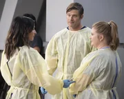 (v.l.n.r.) Dr. Amelia Shepherd (Caterina Scorsone); Dr. Atticus "Link" Lincoln (Chris Carmack); Dr. Taryn Helm (Jaicy Elliot)