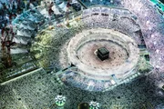 Jedes Jahr versammeln sich mehr als zwei Millionen Gläubige in der großen Moschee von Mekka zum letzten Gebet der Pilgerfahrt. Die Kaaba, die nach muslimischer Auffassung das älteste Gebäude der Welt ist, bildet das Zentrum der Moschee. Jedes Jahr versammeln sich mehr als zwei Millionen Gläubige in der großen Moschee von Mekka zum letzten Gebet der Pilgerfahrt. Die Kaaba, die nach muslimischer Auffassung das älteste Gebäude der Welt ist, bildet das Zentrum der Moschee.