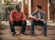 Calvin Butler (Cedric the Entertainer, l.); Dave Johnson (Max Greenfield, r.)