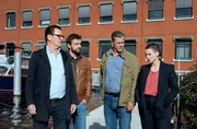 ARD MORDEN IM NORDEN, FOLGE 135, "Unter Strom", am Montag (13.03.23) um 18:50 Uhr im ERSTEN. Festes Ritual der Lübecker Mordkommission: Wenn der Fall gelöst ist, treffen sich Lars (Ingo Naujoks, l.), Gregor (Jonas Minthe, 2.v.l.), Finn (Sven Martinek, 2.v.r.) und Nina (Julia E. Lenska, r.) und lassen den Fall revue passieren. © ARD/Marion von der Mehden, honorarfrei - Verwendung gemäß der AGB im engen inhaltlichen, redaktionellen Zusammenhang mit genannter ARD-Sendung bei Nennung "Bild: ARD/Marion von der Mehden" (S2+). ARD-Programmdirektion/Bildredaktion, pressefoto.daserste@ard.de ARD MORDEN IM NORDEN, FOLGE 135, "Unter Strom", am Montag (13.03.23) um 18:50 Uhr im ERSTEN. Festes Ritual der Lübecker Mordkommission: Wenn der Fall gelöst ist, treffen sich Lars (Ingo Naujoks, l.), Gregor (Jonas Minthe, 2.v.l.), Finn (Sven Martinek, 2.v.r.) und Nina (Julia E. Lenska, r.) und lassen den Fall revue passieren. © ARD/Marion von der Mehden, honorarfrei - Verwendung gemäß der AGB im engen inhaltlichen, redaktionellen Zusammenhang mit genannter ARD-Sendung bei Nennung "Bild: ARD/Marion von der Mehden" (S2+). ARD-Programmdirektion/Bildredaktion, pressefoto.daserste@ard.de