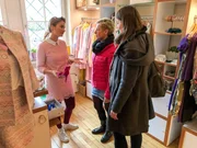 Kandidatin Kerstin (M.) mit Shoppingbegleitung Anna (r.)