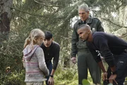 Die kleine Ana (Emily Alyn Lind, l.) konnte ihrem Entführer entkommen. Prentiss (Paget Brewster, 2.v.l.), Morgan (Shemar Moore, r.) und Ranger Walter Turner (John Laughlin, 2.v.r.) machen sich sofort auf die Suche nach ihrem Bruder - der noch in der Gewalt des Entführers ist ... Die kleine Ana (Emily Alyn Lind, l.) konnte ihrem Entführer entkommen. Prentiss (Paget Brewster, 2.v.l.), Morgan (Shemar Moore, r.) und Ranger Walter Turner (John Laughlin, 2.v.r.) machen sich sofort auf die Suche nach ihrem Bruder - der noch in der Gewalt des Entführers ist ...