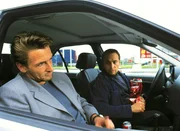 Für Andre (Mark Keller, li.) und Semir (Erdogan Atalay) ist klar, daß sie es mit einer Serientäterin zu tun haben. Sie müssen die Frau finden, bevor sie weitere Morde begeht.