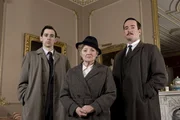 V.l.n.r.: Sergeant Pickford (Ralf Little), Miss Marple (Julia McKenzie) und Inspector Neele (Matthew Macfadyen); ONE AGATHA CHRISTIES MARPLE, "Das Geheimnis der Goldmine", am Mittwoch (20.11.24) um 21:55 Uhr.
