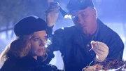 Ornithologen haben eine Kr&auml;he entdeckt, in deren Schnabel ein offenbar menschliches Auge steckte. Catherine (Marg Helgenberger) und Grissom (William Petersen) vermuten, dass die dazugeh&ouml;rige Leiche auf der st&auml;dtischen M&uuml;llhalde zu finden ist.