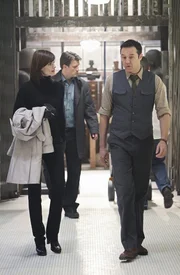 Stanford Raynes (Currie Graham, r.) f&uuml;hrt Castle (Nathan Fillion, M.) und Beckett (Stana Katic, l.) durch das Historische Museum New Yorks.