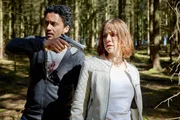 Anwar Shahin (Omar El-Saeidi) nimmt Jenny (Katrin Heß) in seiner Überforderung als Geisel und flieht durch den Wald... Anwar Shahin (Omar El-Saeidi) nimmt Jenny (Katrin Heß) in seiner Überforderung als Geisel und flieht durch den Wald...